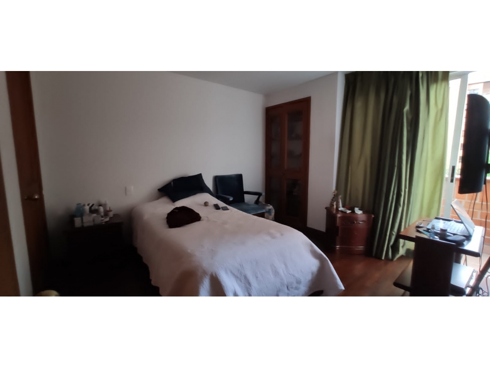 APARTAMENTO EN VENTA EN EL POBLADO CON OPORTUNIDAD PARA REMODELAR — foto 3