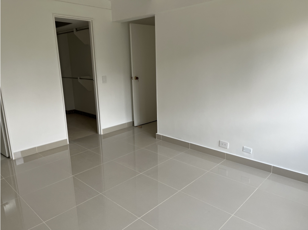APARTAMENTO EN ENVIGADO PARTE PLANA PARA RENTA PISO INTERMEDIO CCZ — foto 2