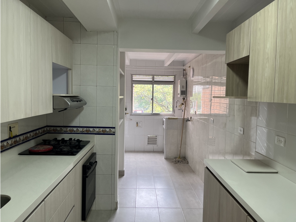 APARTAMENTO EN ENVIGADO PARTE PLANA PARA RENTA PISO INTERMEDIO CCZ