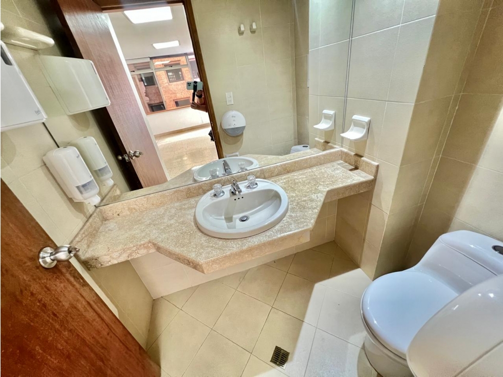 OFICINA EN VENTA O RENTA EN PISO ALTO EN EL POBLADO CCZ — foto 5
