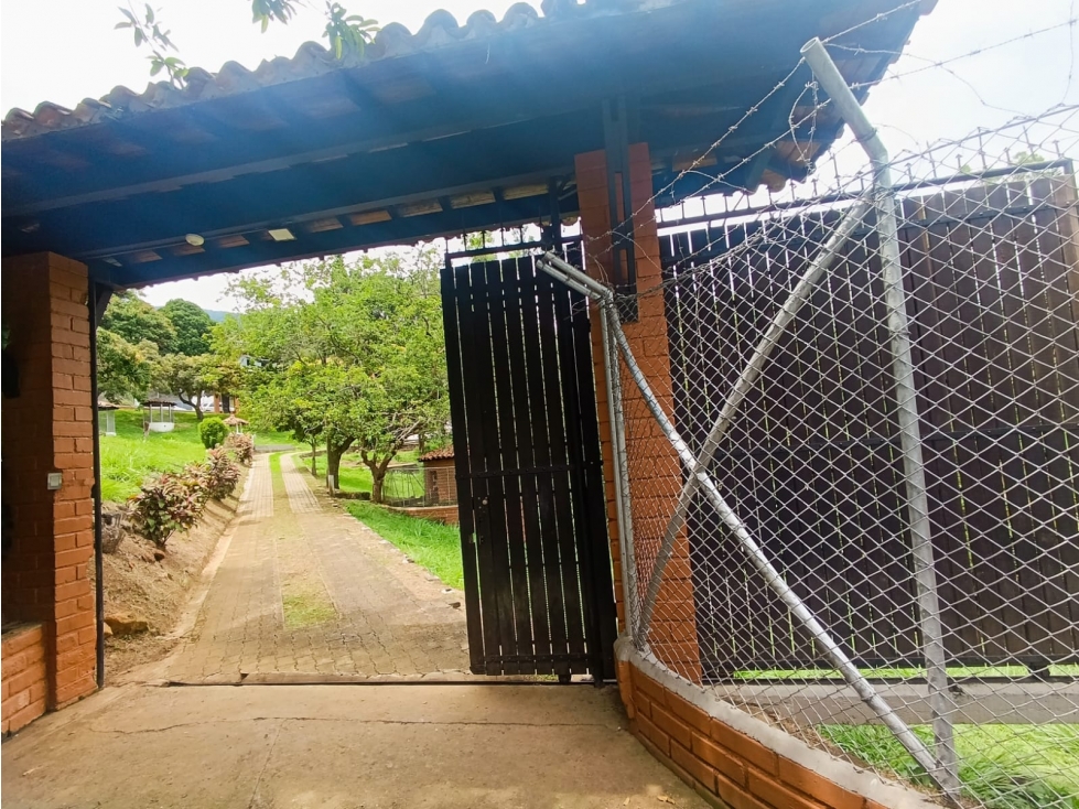 CASA FINCA EN VENTA EN ROBLEDO LA POLA