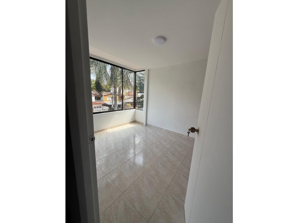 SE ARRIENDA APARTAMENTO EN LOS COLORES — foto 2