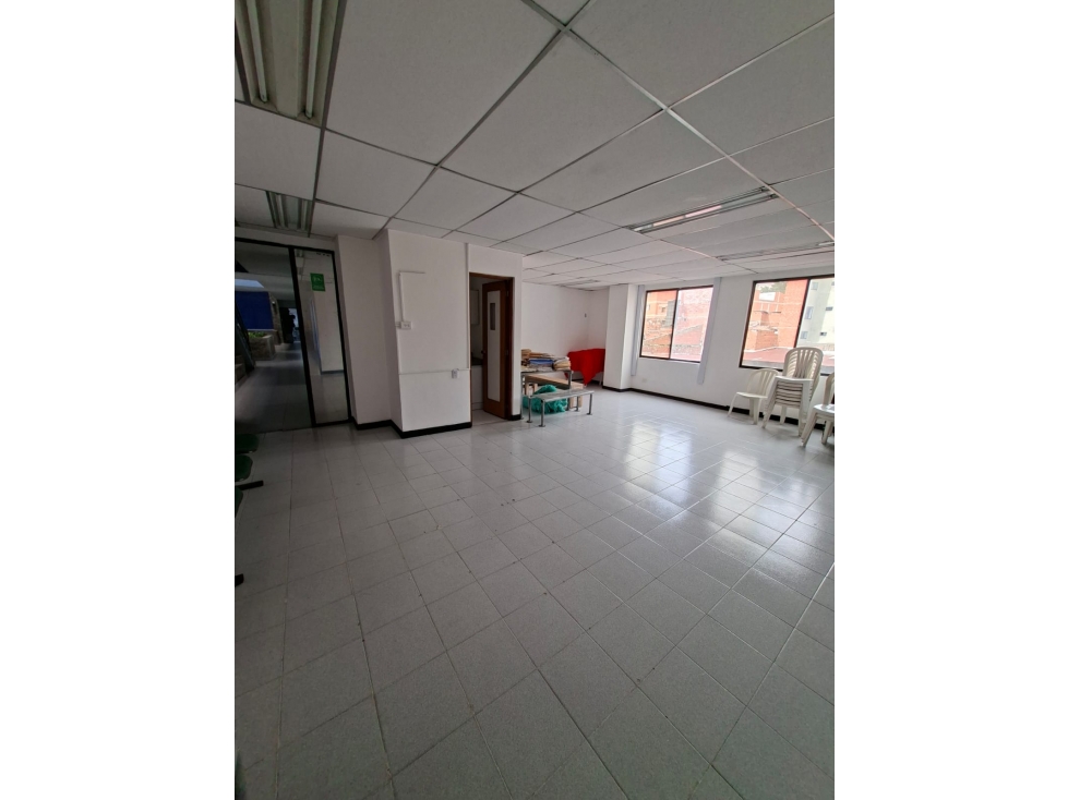 SE ARRIENDA OFICINA EN LAURELES