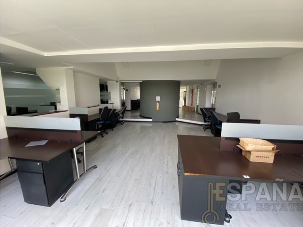 Casa adecuada con oficinas en arriendo