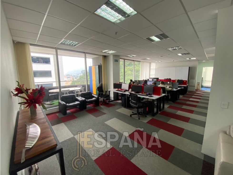 Se vende oficina en moderno edificio Cedro Golf