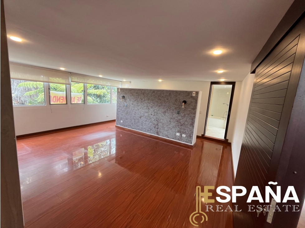Se vende casa en Niza con oficina