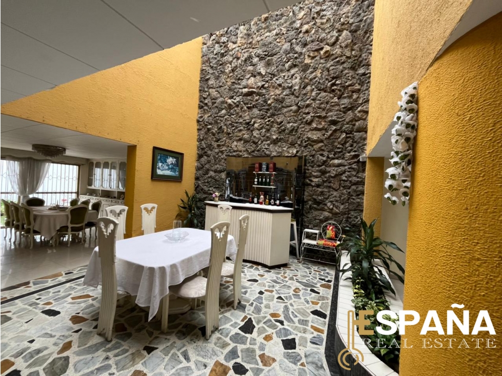 Se vende amplia casa en Cedritos