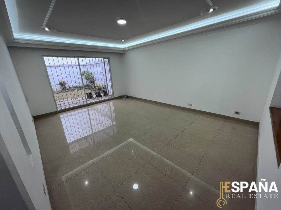 Se vende espectacular casa en Alhambra - oportunidad