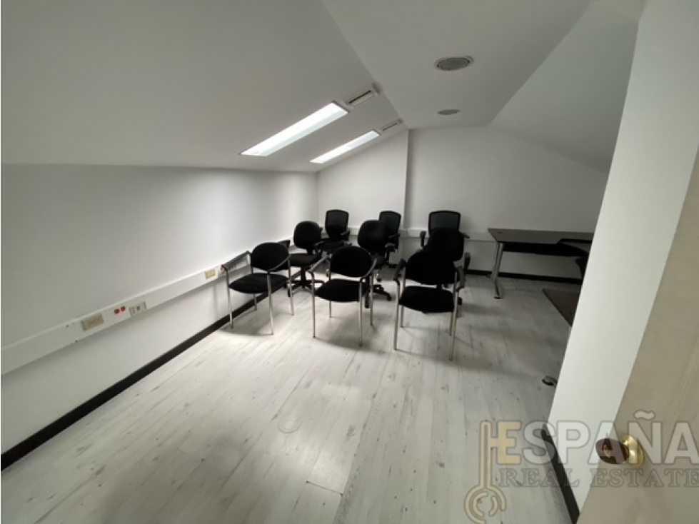 Casa adecuada con oficinas en arriendo — foto 3