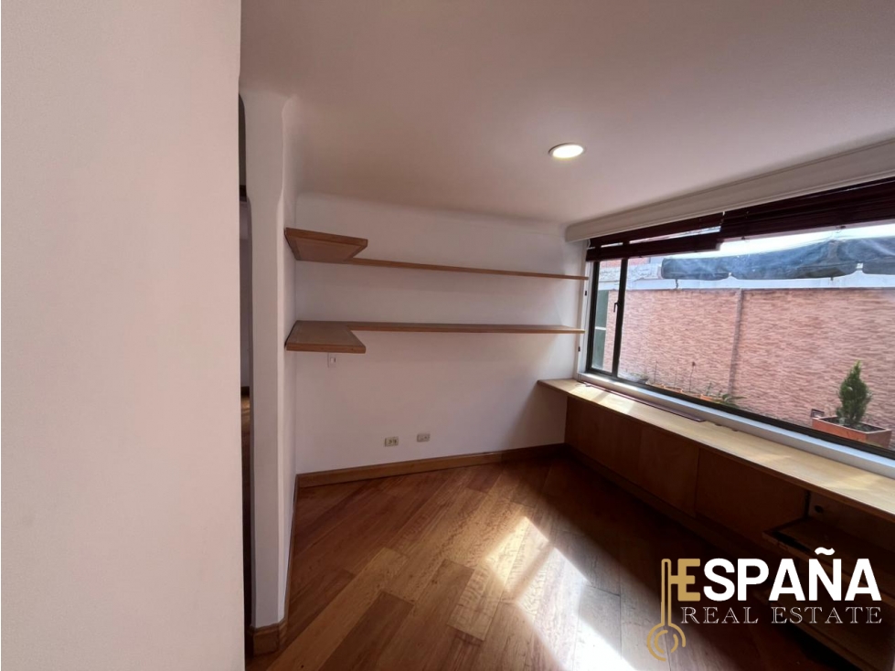Se vende apartamento en La Carolina con amplia terraza privada — foto 3