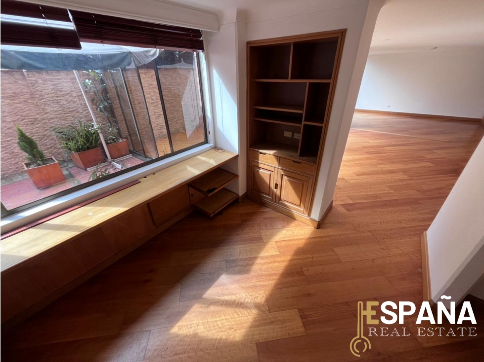 Se vende apartamento en La Carolina con amplia terraza privada — foto 4