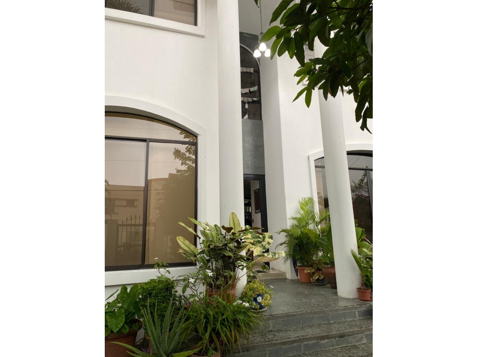 CASA EN VENTA CON HERMOSO PATIO - PUERTO AZUL - 1