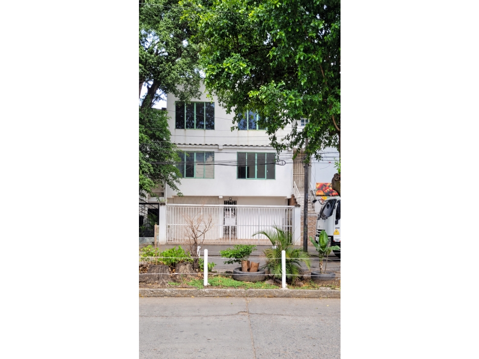 Local comercial en arriendo en La Base, Cali 3 pisos para empresa