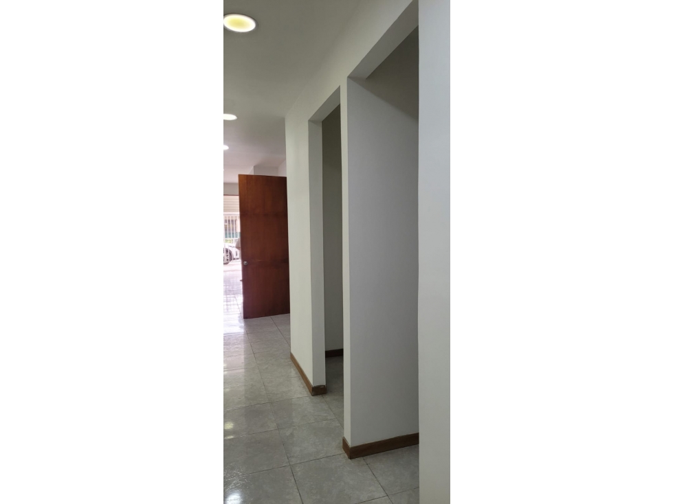Local comercial en arriendo en La Base, Cali 3 pisos para empresa — foto 2