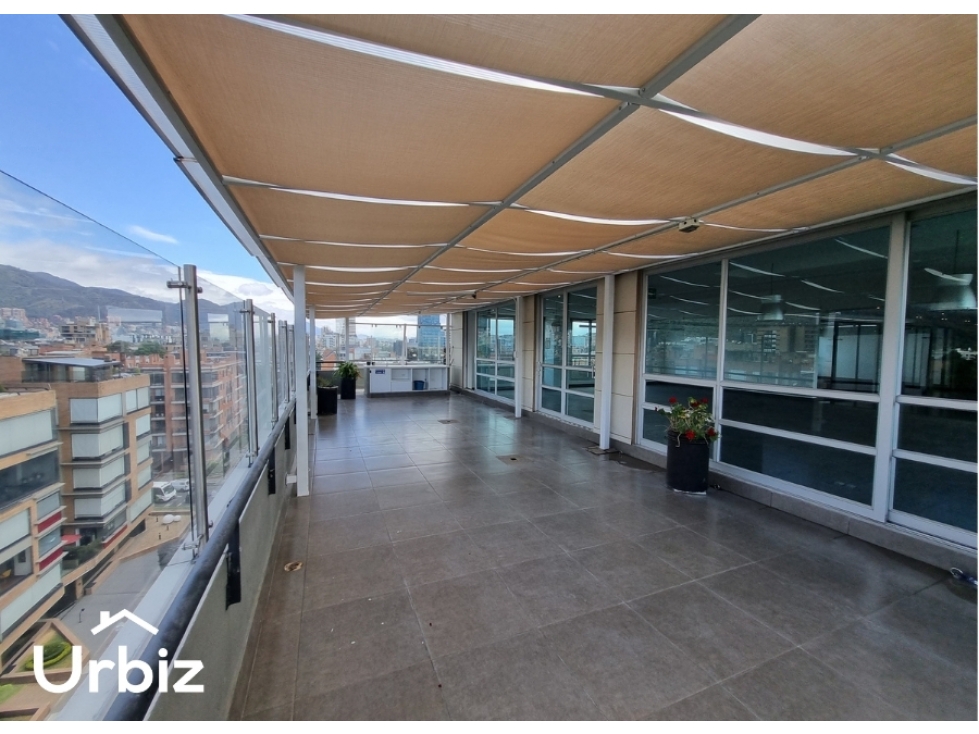 Oficina en arriendo con terraza en ultimo piso en Santa Bibiana 279 m²