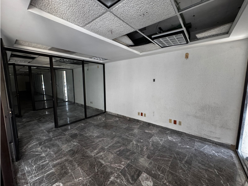 Se renta local en cancún planta baja 194 m2 av. tulum plaza maya - 2