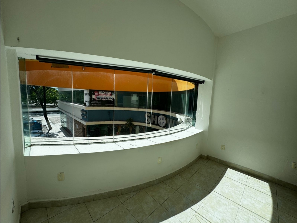 Local dos niveles en renta 70m2 en Plaza Punta Kabah - Cancún — foto 2