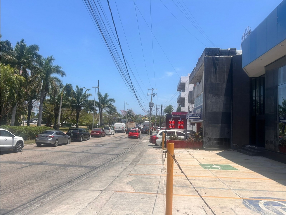 Edificio en venta en entrada de Zona Hotelera - 2