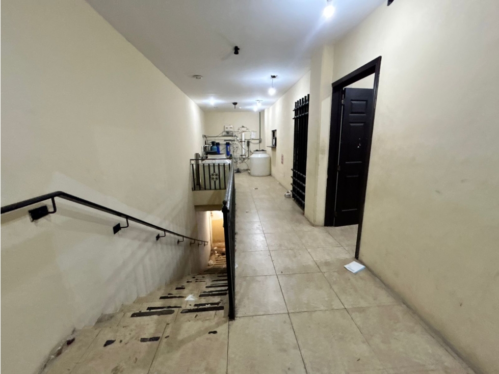 Se Renta local sobre av. Bonampak Cancún Q.Roo - 2