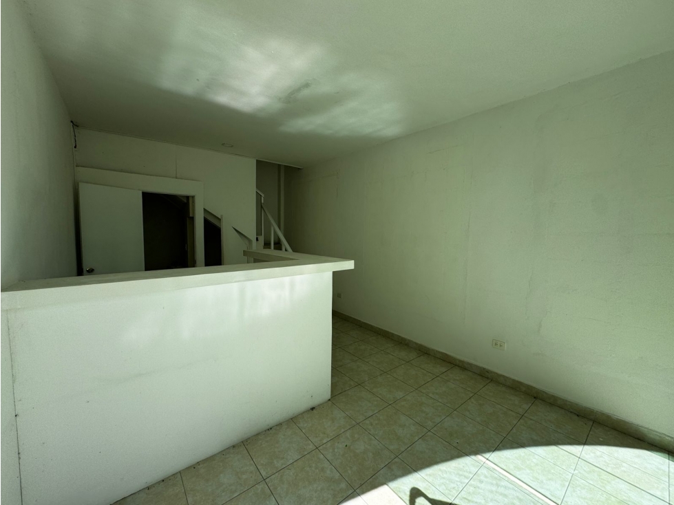 Local dos niveles en renta 70m2 en Plaza Punta Kabah - Cancún — foto 3
