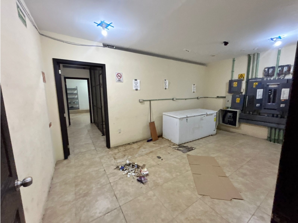 Se Renta local sobre av. Bonampak Cancún Q.Roo - 3