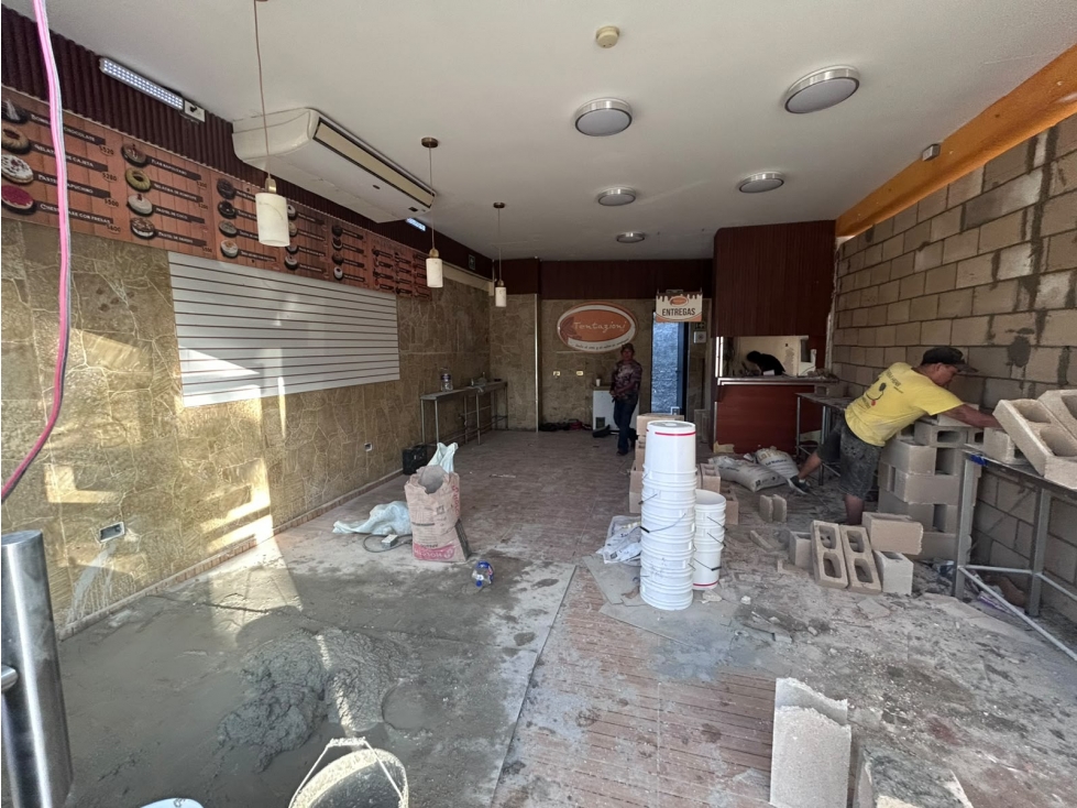 Local de 46 m2 en renta en una Plaza sobre Av. Huayacan, Cancún - 2