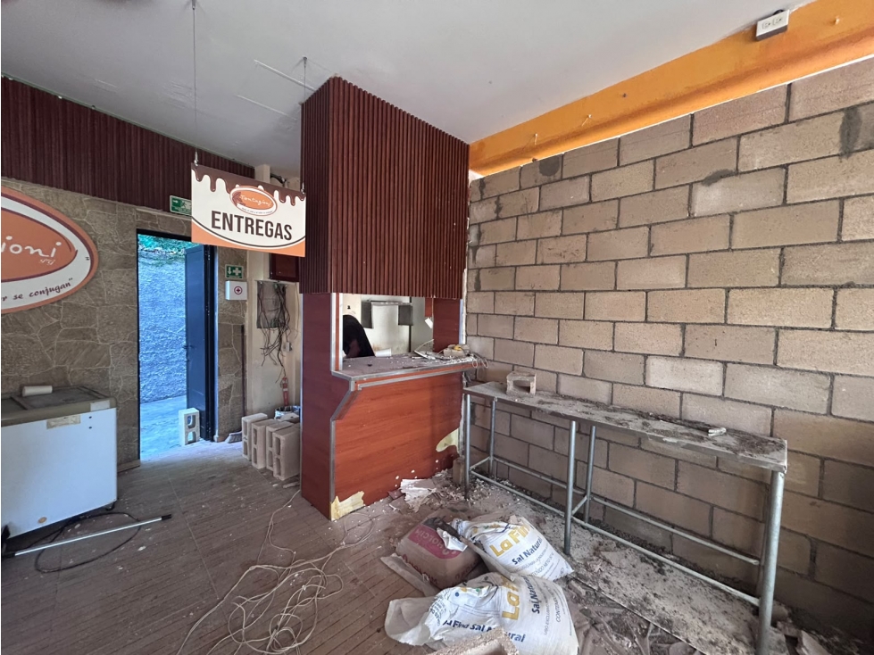 Local de 46 m2 en renta en una Plaza sobre Av. Huayacan, Cancún - 4