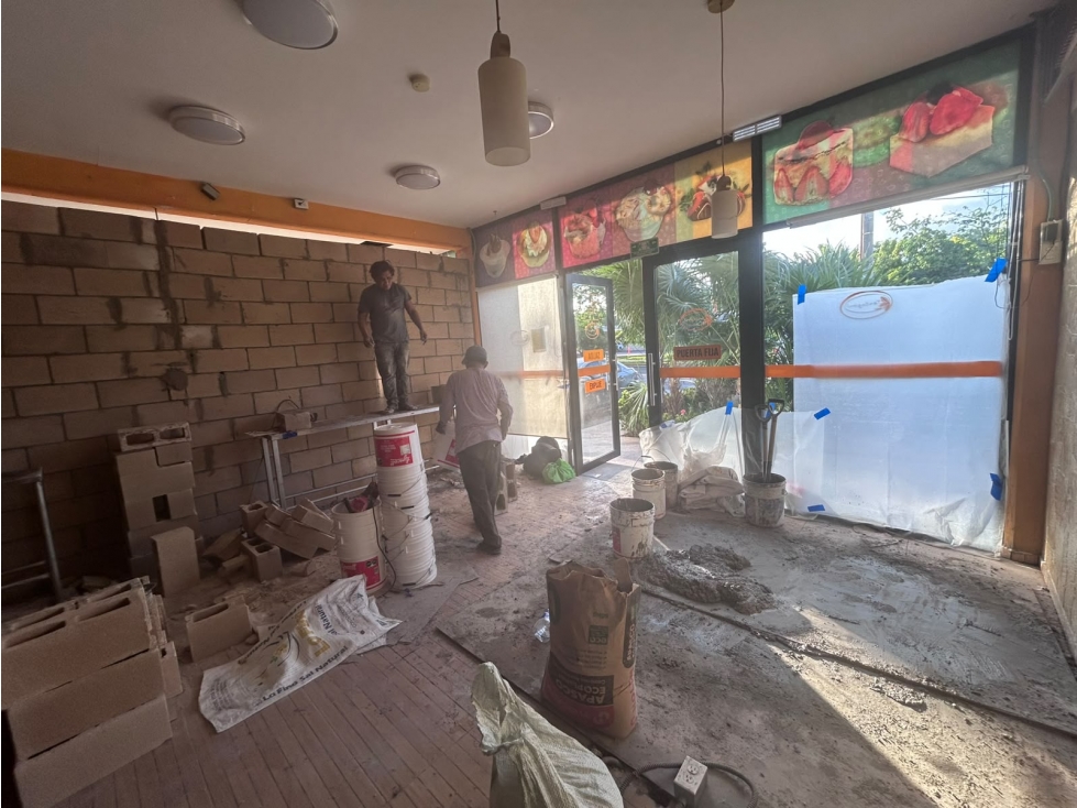 Local de 46 m2 en renta en una Plaza sobre Av. Huayacan, Cancún - 6