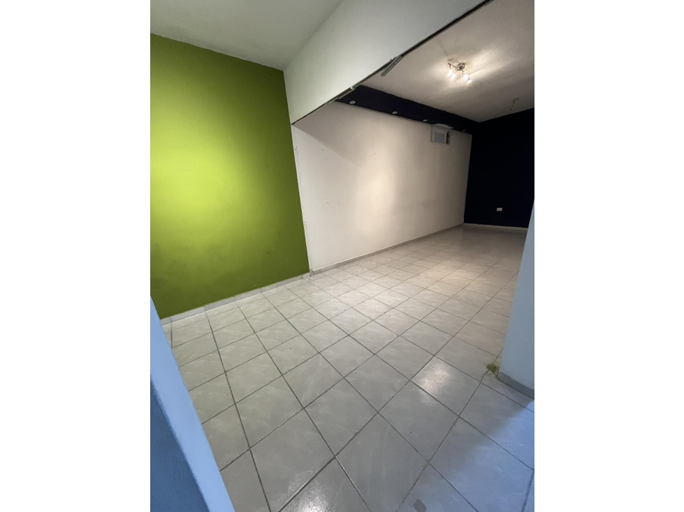 Se RENTA local comercial sobre arboledas - 2