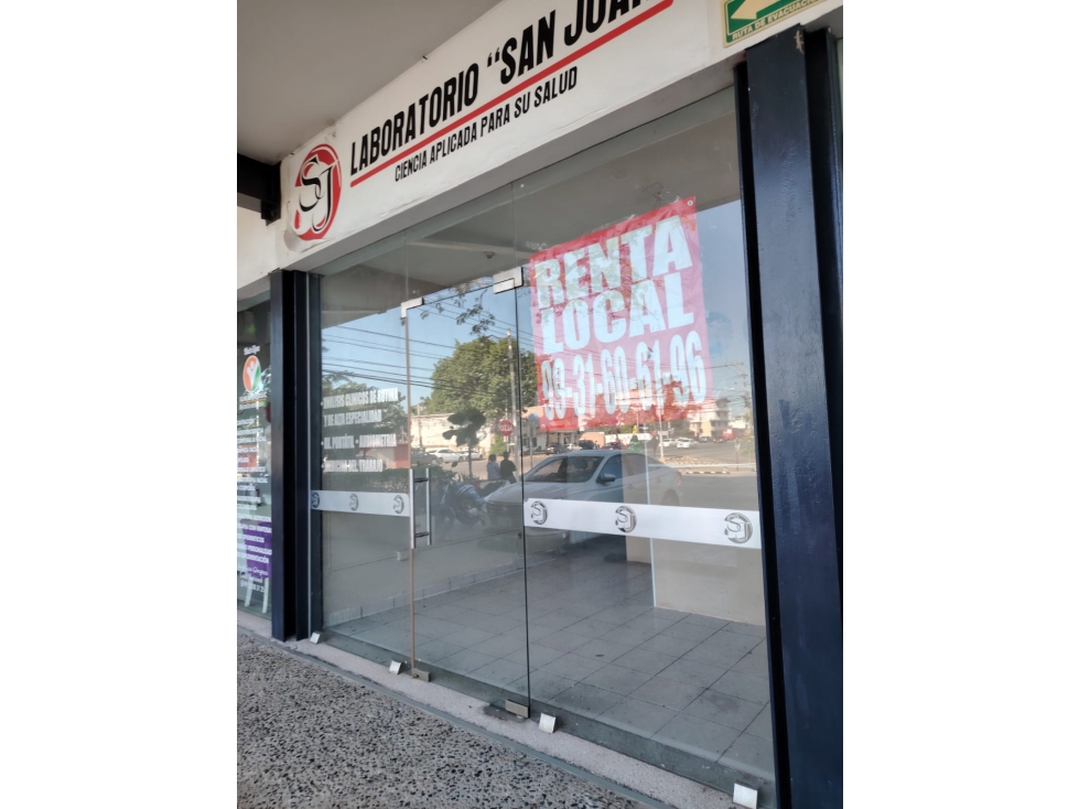 SE RENTA local comercial en Plaza Framboyanes PB - 3