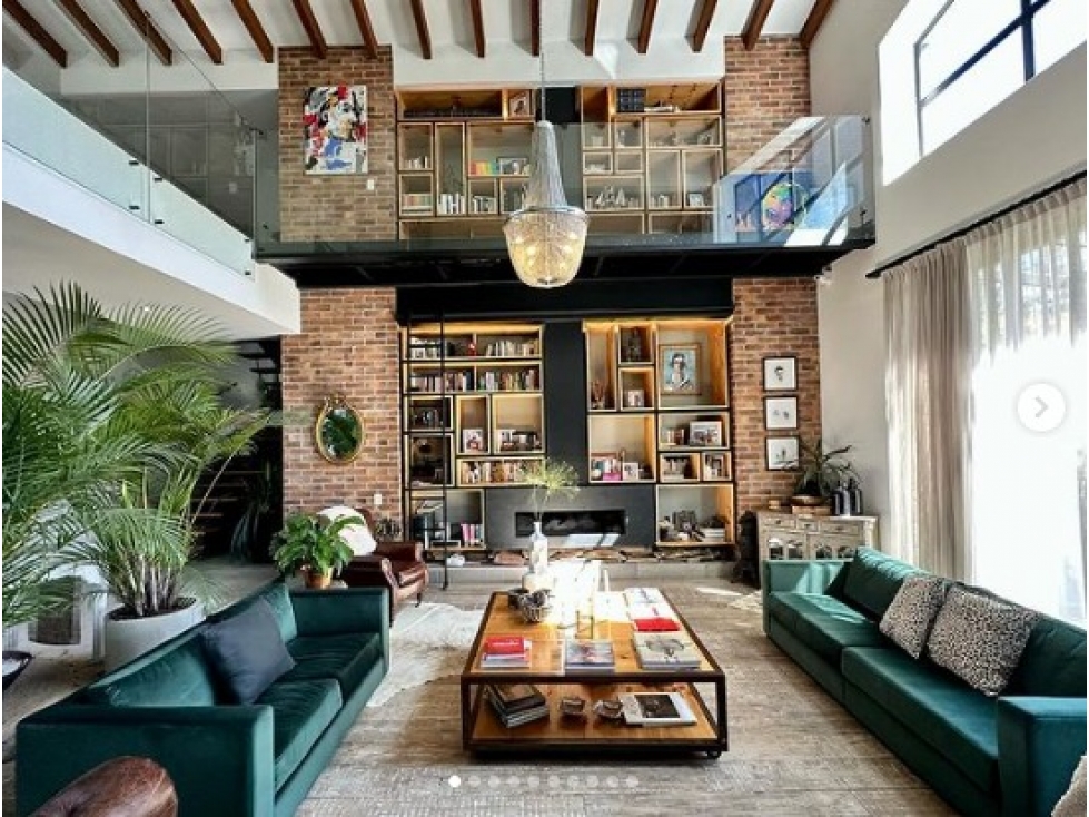 ESPECTACULAR CASA DE DOS NIVELES EN EL ALTO CERCA AL VERMONT