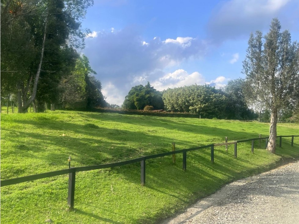 VENTA DE LOTE EN LLANOGRANDE - CON COLEGA