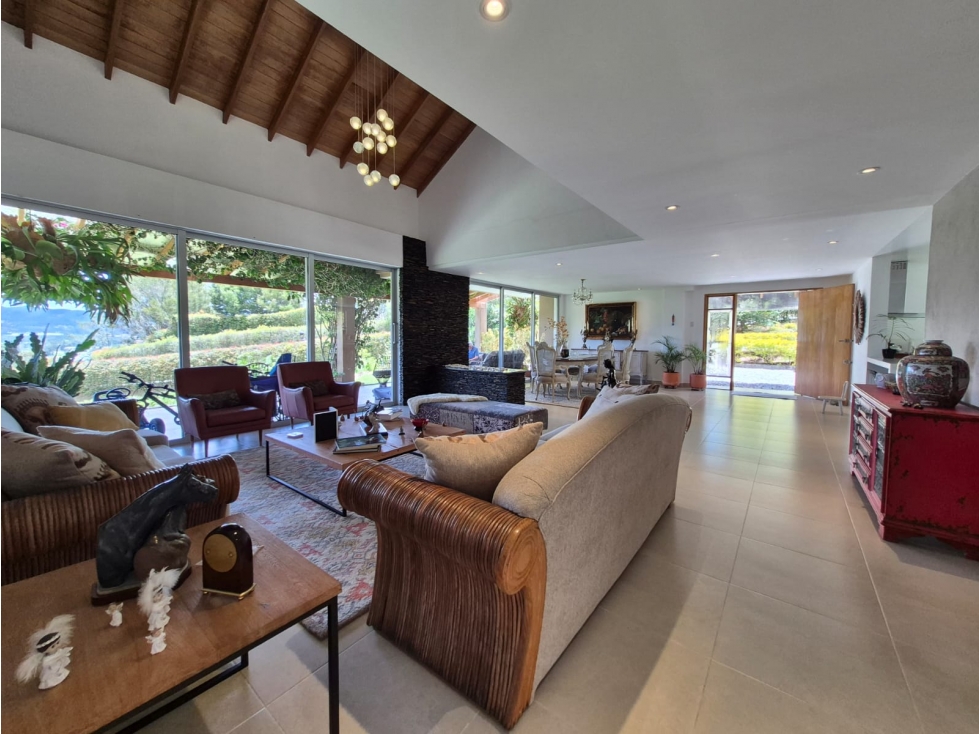 VENTA DE ESPECTACULAR CASA EN HACIENDA EL CAPIRO