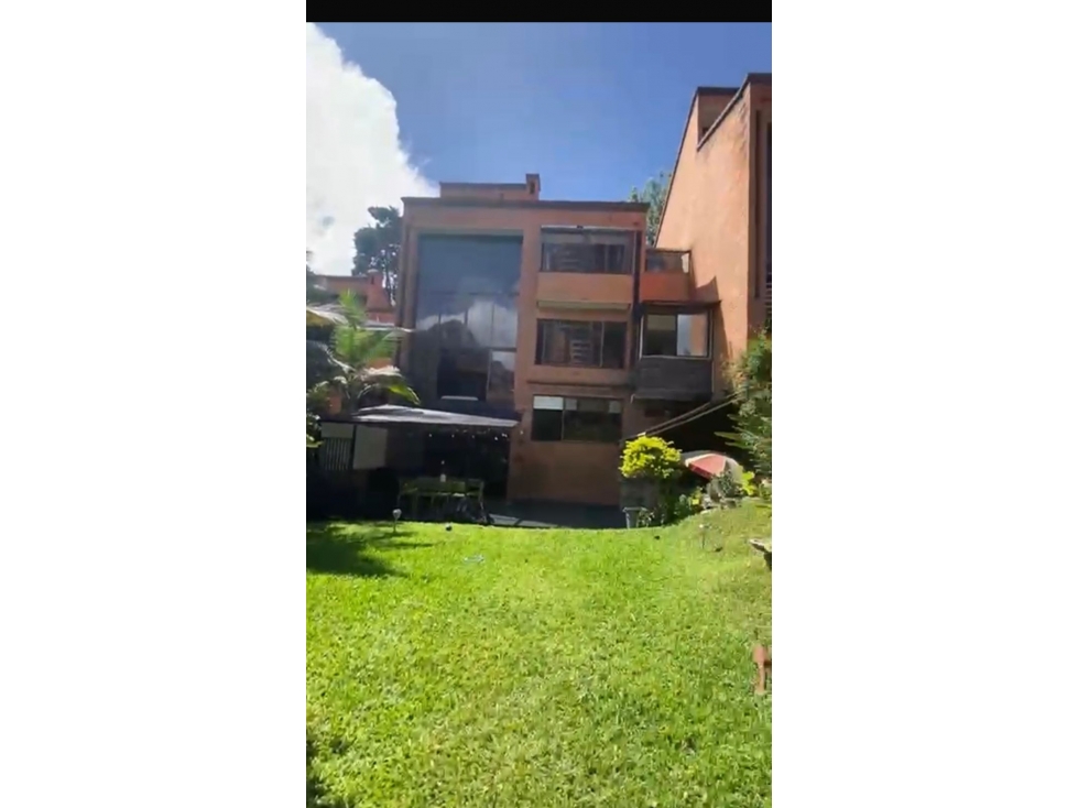 VENTA CASA CON LINDO JARDIN - EL POBLADO