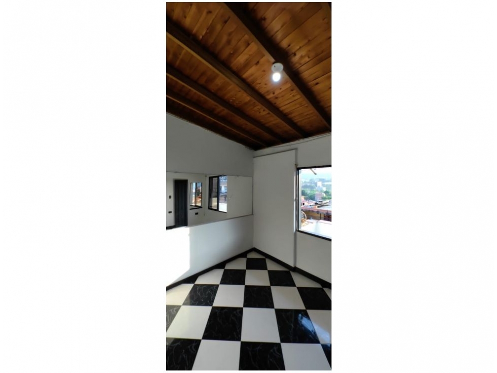 Casa en venta, San Javier, Medellín.
