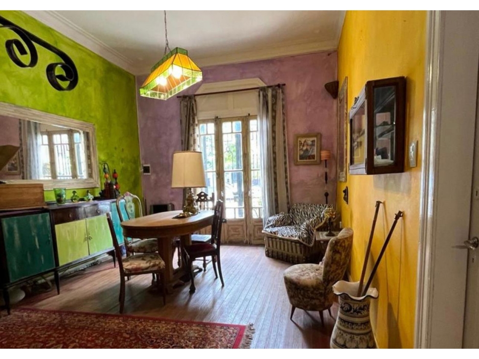 Casona de estilo colonial sobre avenida