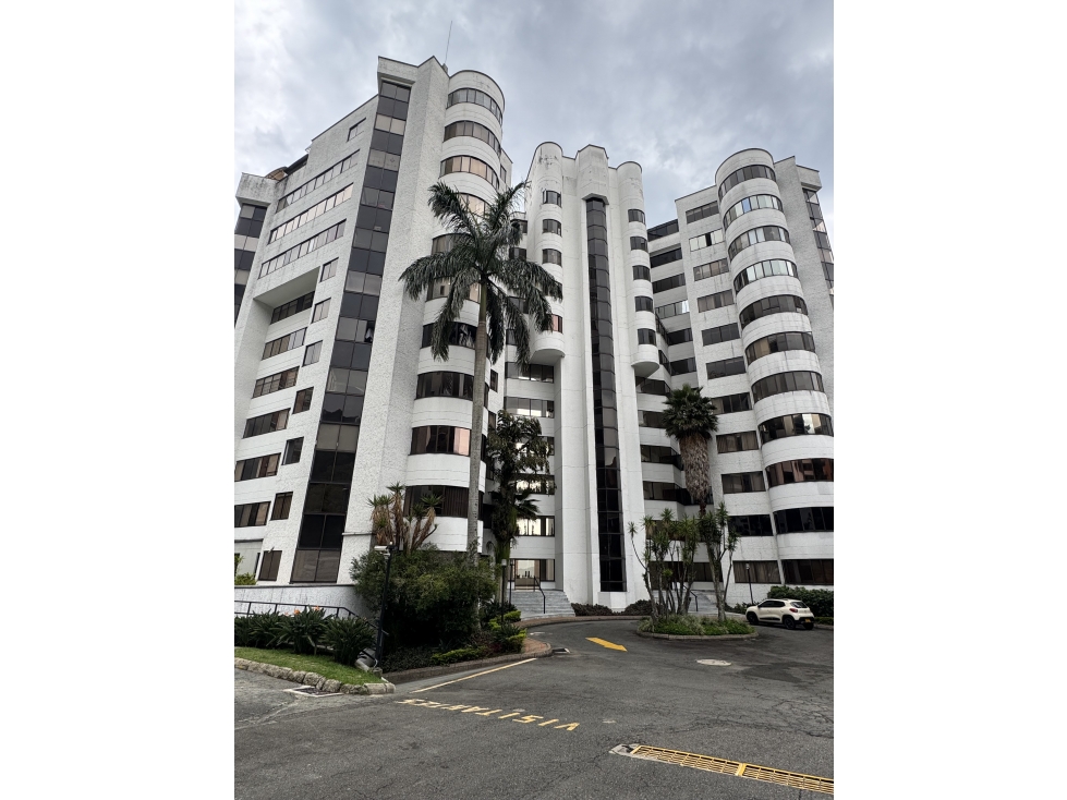 VENDO HERMOSO APARTAMENTO DE GRAN FORMATO EN EL POBLADO
