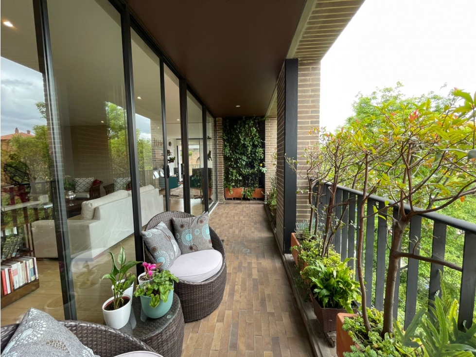 VENDO EXCELENTE APARTAMENTO EN LA CAROLINA. 306 M2 + 10 M2 T