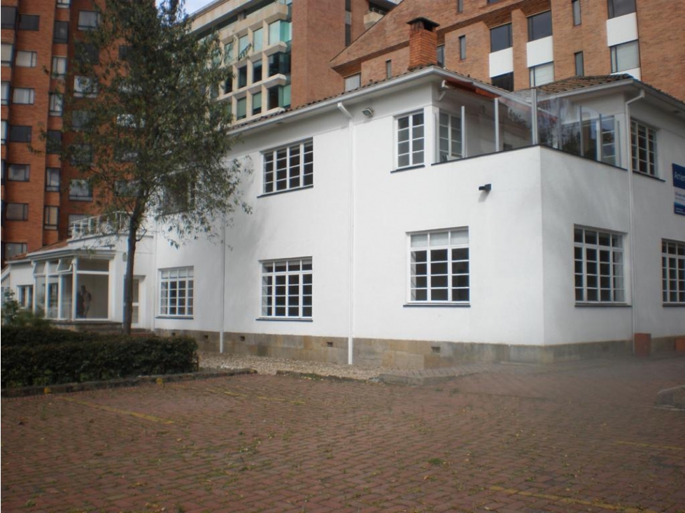 ARRIENDO OFICINA EN EL NOGAL. 648 M2 + 1400 M2 DE JARDÍN