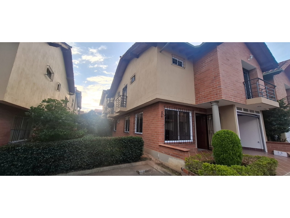 Se arrienda casa ubicada en urbanizacion abierta