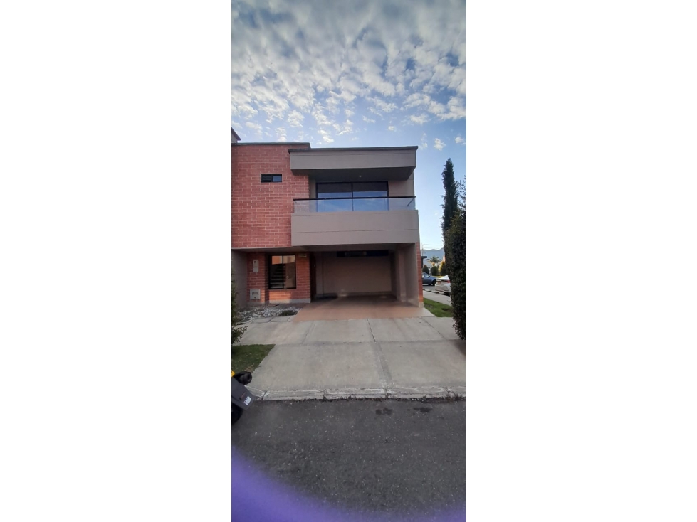 SE VENDE CASA,EN LA CEJA,URBANIZACION CIUDAD JARDIN