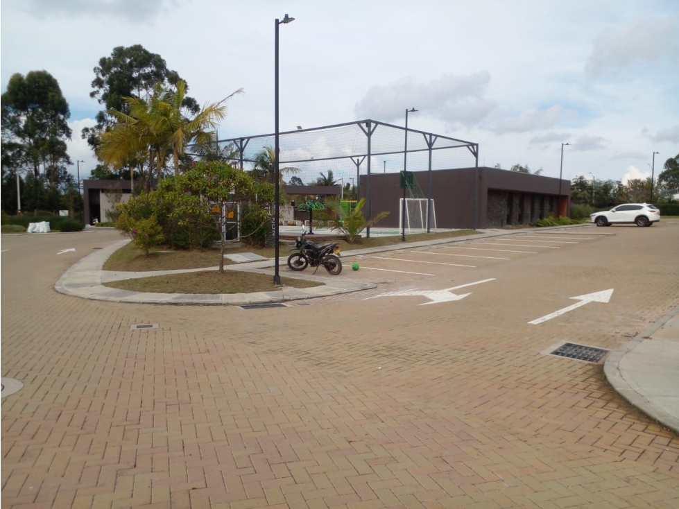 SE VENDE LOTE EN UNIDAD CERRADA,LLANOGRANDE — foto 2