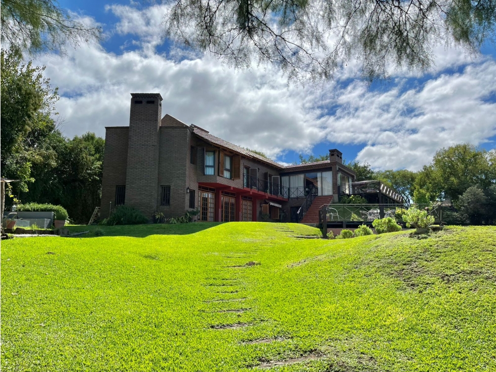 Casa en Venta en Country Las Delicias con bajada al arroyo.
