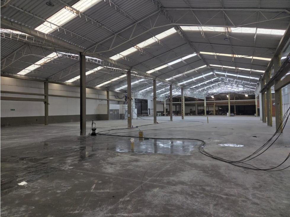 BODEGA EN ARRIENDO ZONA INDUSTRIAL LA SEVILLANA — foto 2