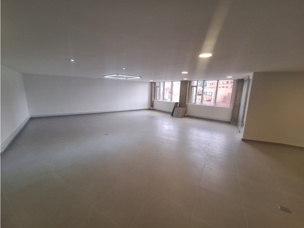 OFICINA EN VENTA, SECTOR QUINTA CAMACHO — foto 2
