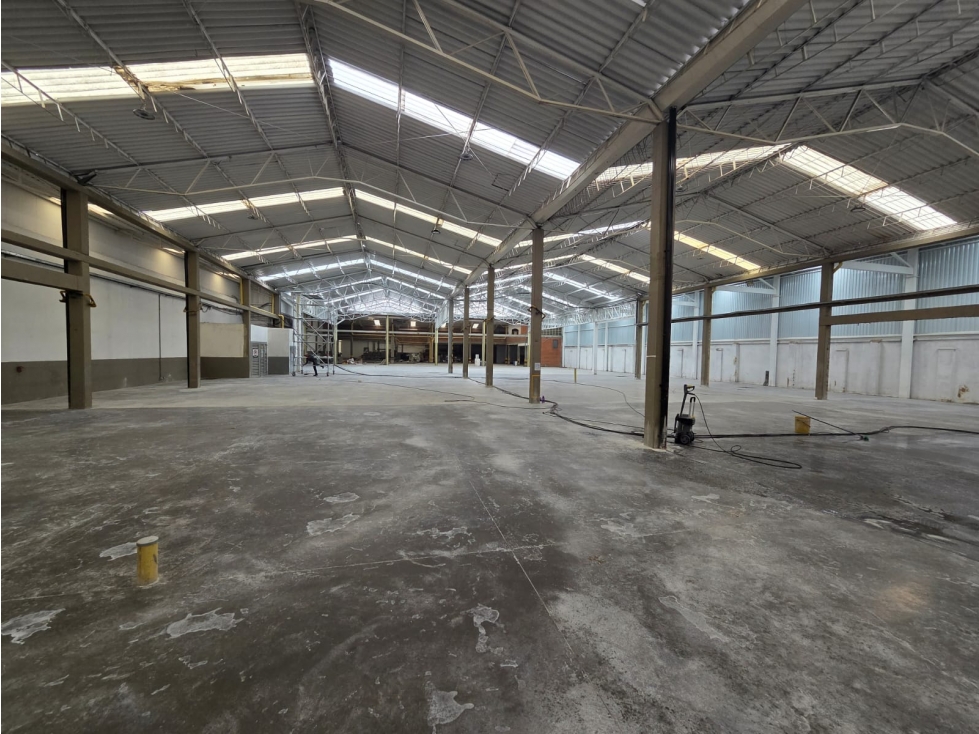 BODEGA EN ARRIENDO ZONA INDUSTRIAL LA SEVILLANA — foto 3