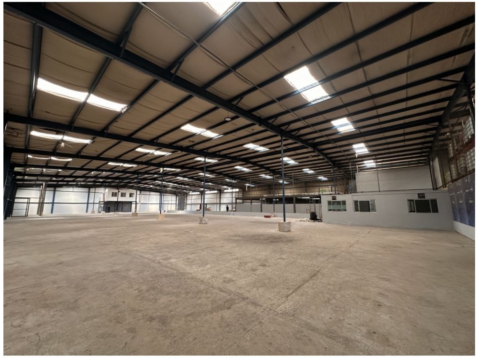 BODEGA DE 2.500 M² EN ENGATIVÁ