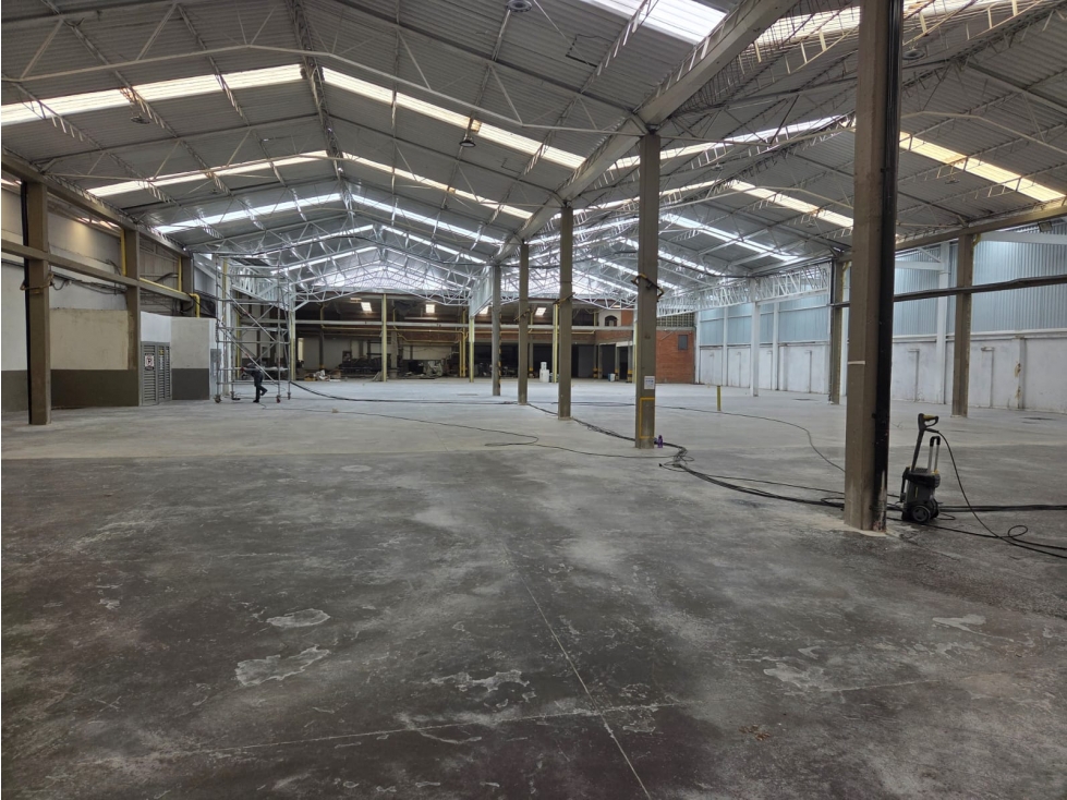 BODEGA EN ARRIENDO ZONA INDUSTRIAL LA SEVILLANA — foto 4