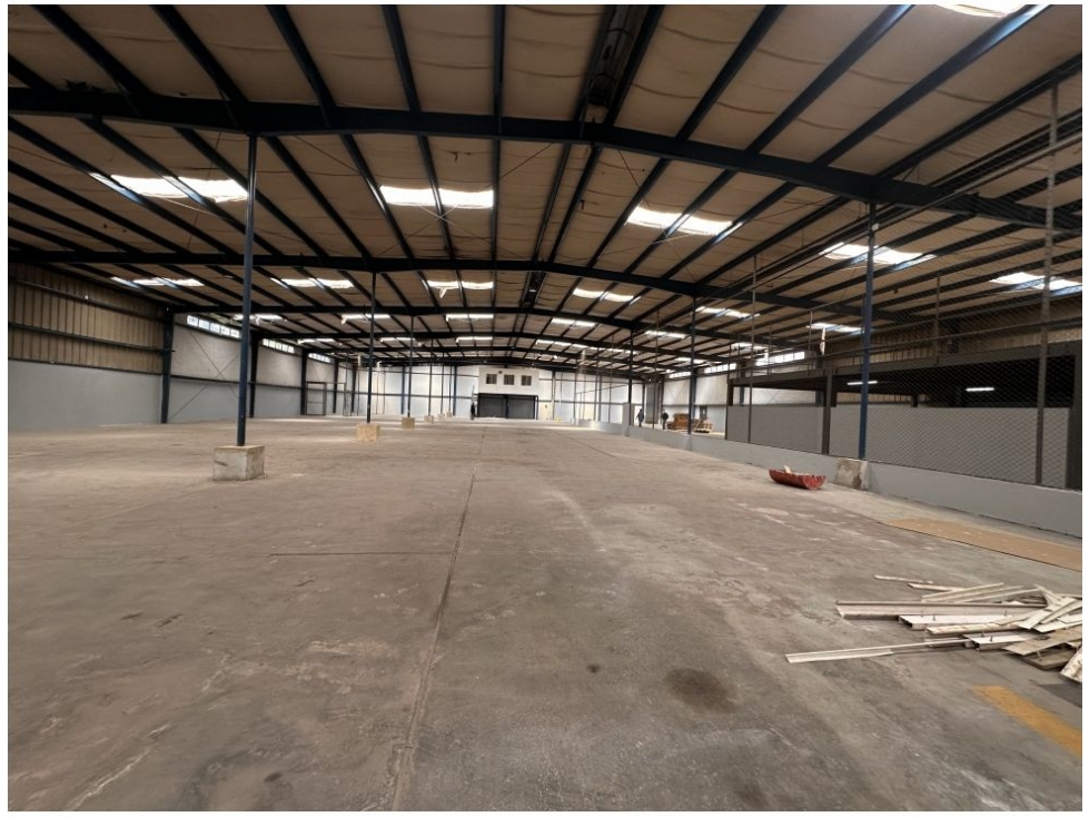 BODEGA DE 2.500 M² EN ENGATIVÁ — foto 2