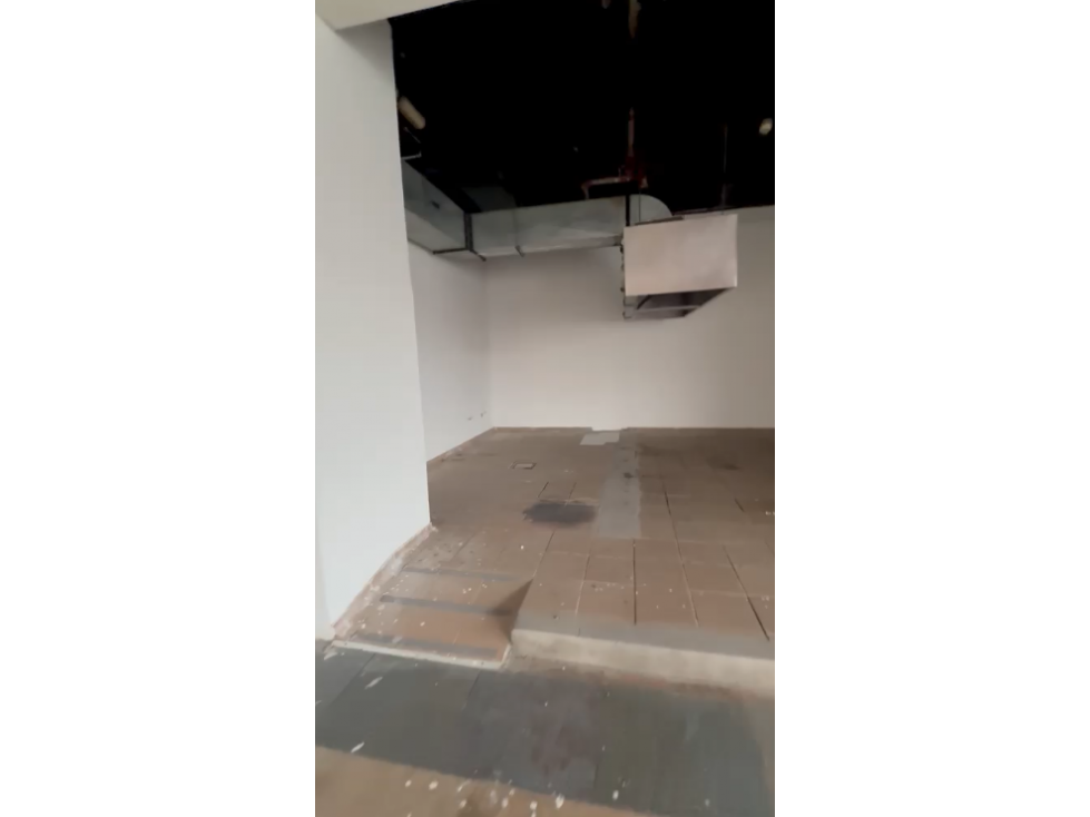 LOCAL COMERCIAL EN ARRIENDO - AV. DORADO - 4